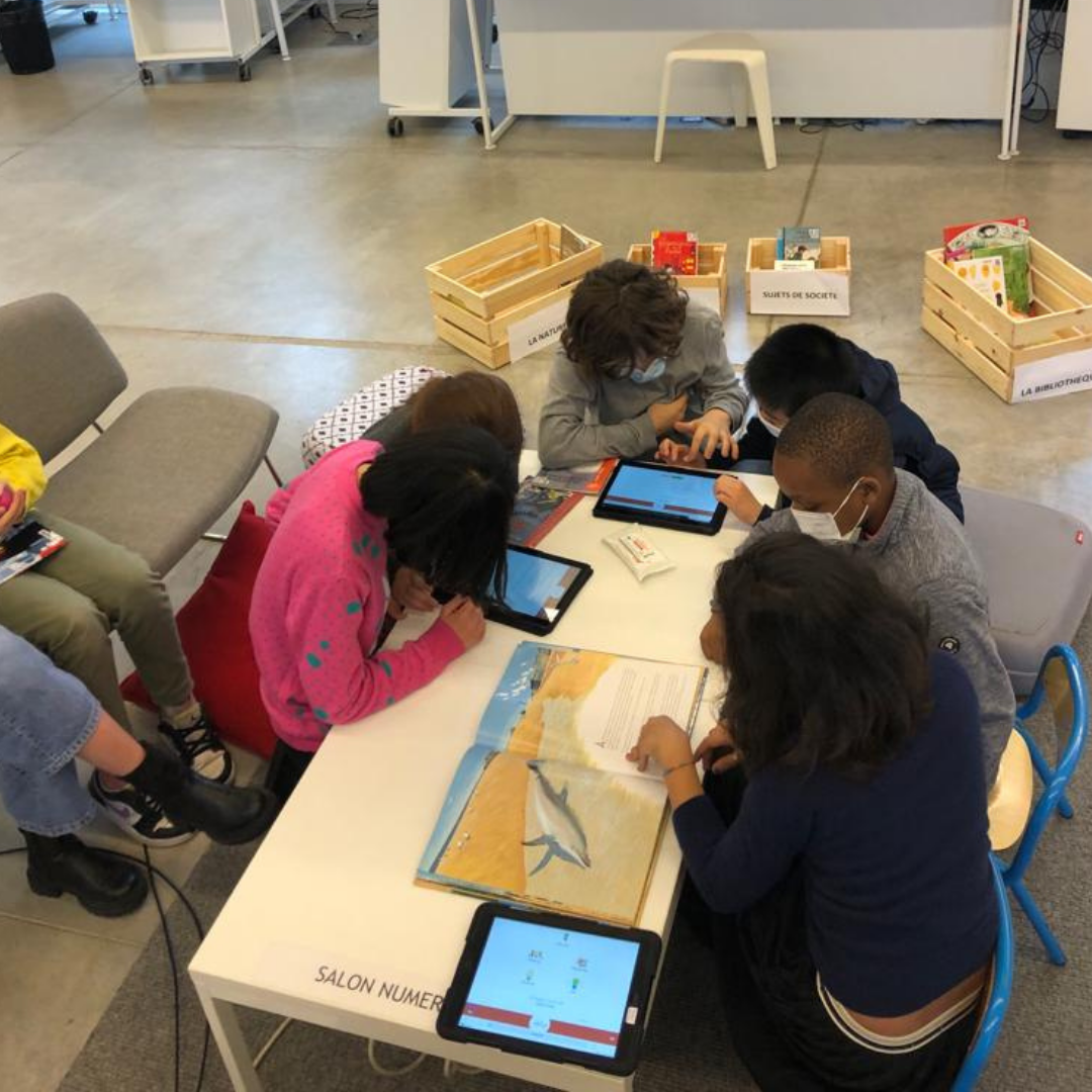enfants jouent à la bibliothèque