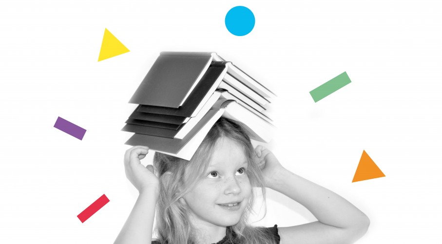 petite fille avec livres sur la tête