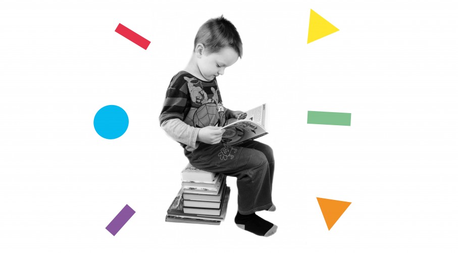 petit garçon sur une pile de livres